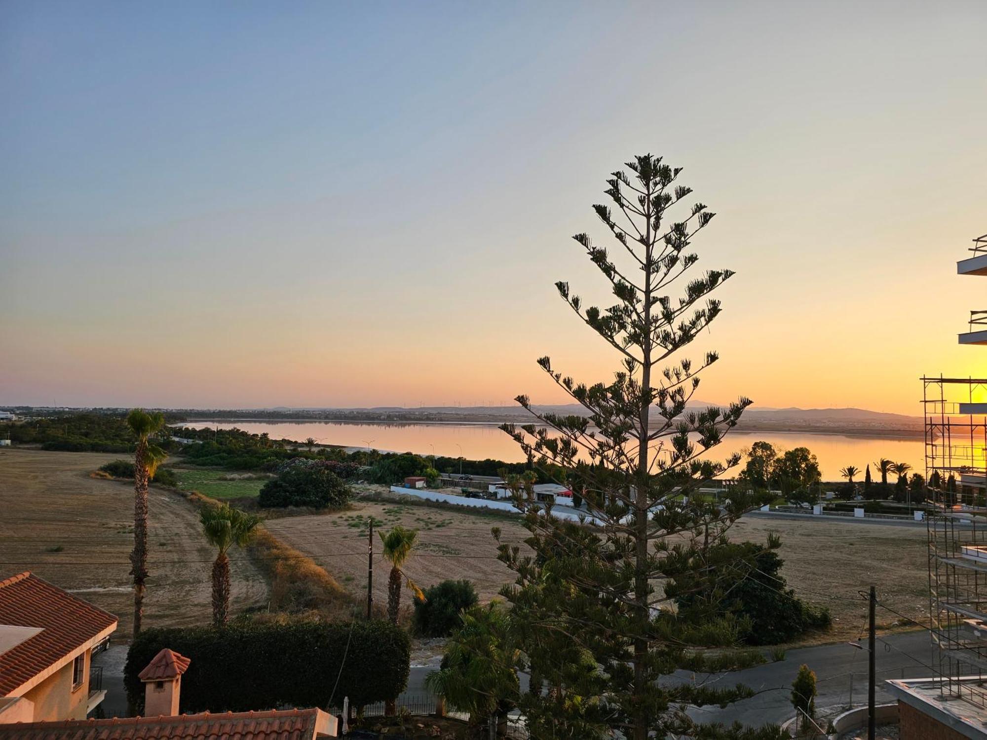 Majestic Sunset Salt Lake Views 300M From Beach Larnaca Luaran gambar