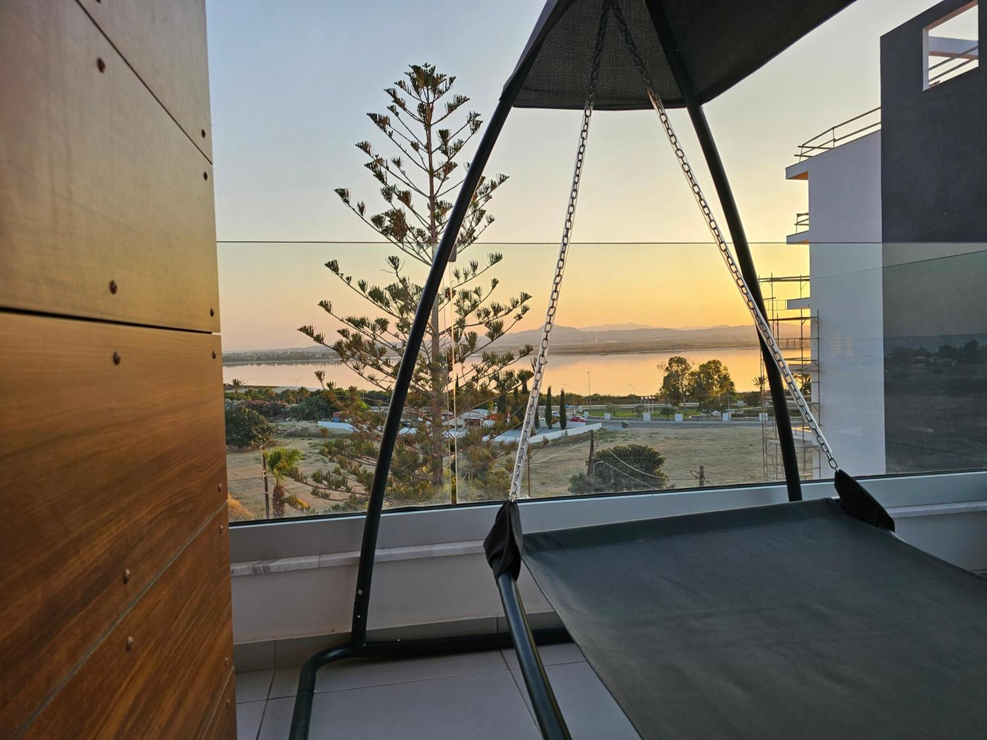 Majestic Sunset Salt Lake Views 300M From Beach Larnaca Luaran gambar